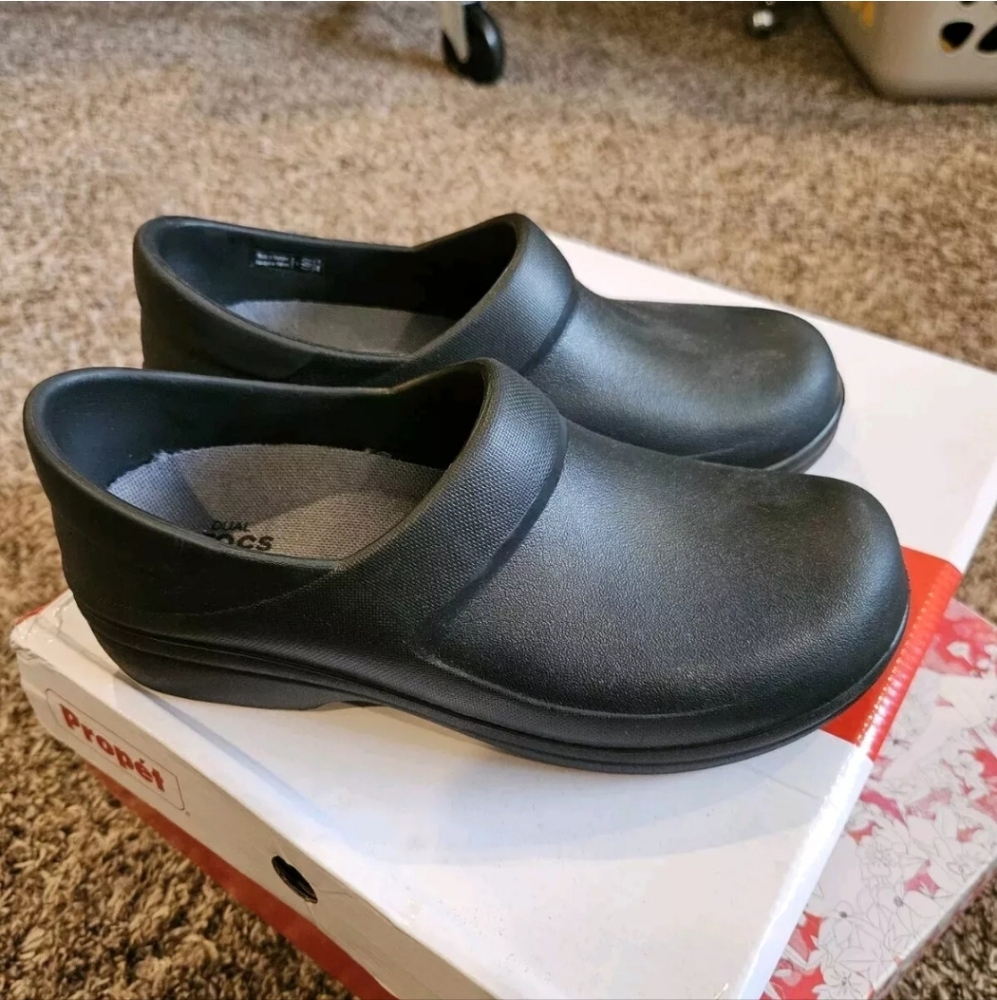 Crocs Neria Pro II Slip Resistant Work Clogs Women Size 7 Black